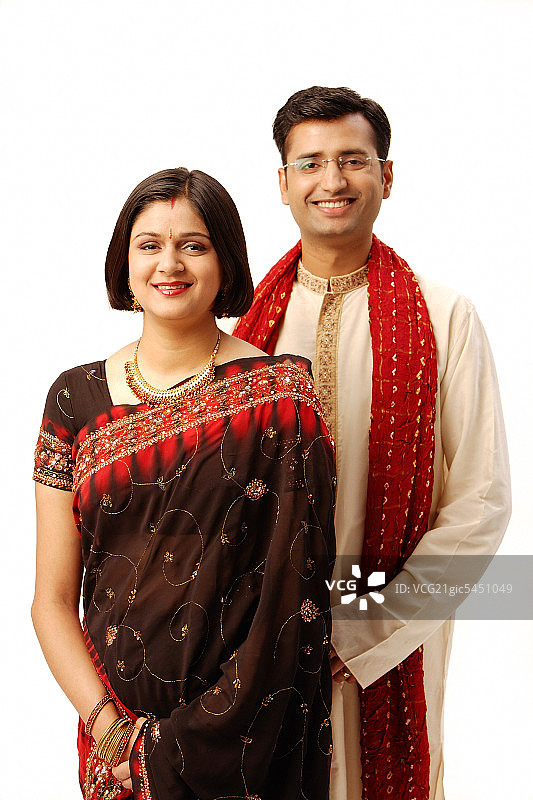 穿着传统服装的印度夫妇，肖像图片素材