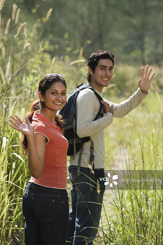 一对年轻夫妇在荒野中徒步旅行图片素材