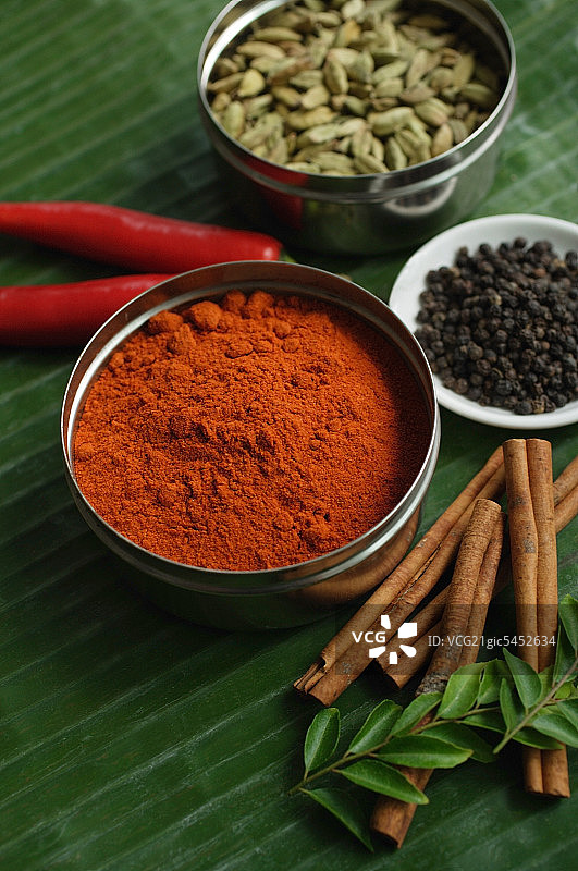 马沙拉粉，种子，肉桂棒和红辣椒的静物图片素材