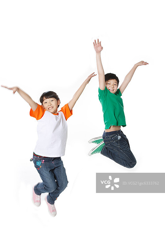 两个东方小学生跳跃图片素材