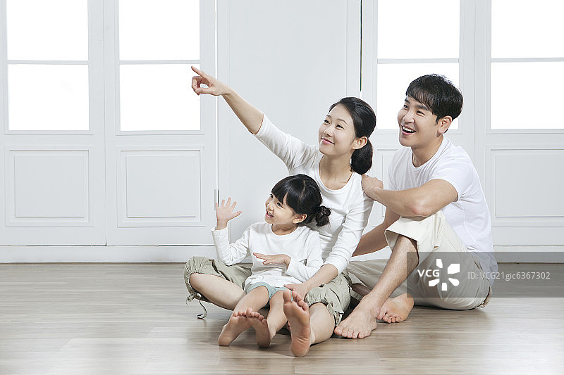 幸福的家庭坐在地板上图片素材