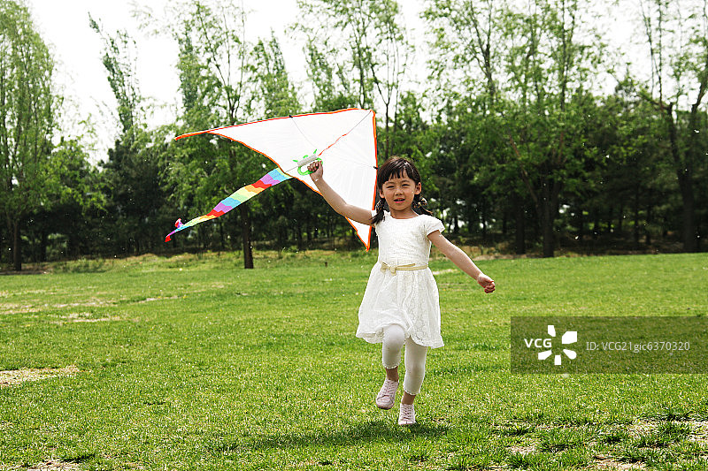 一个小女孩在户外放风筝图片素材