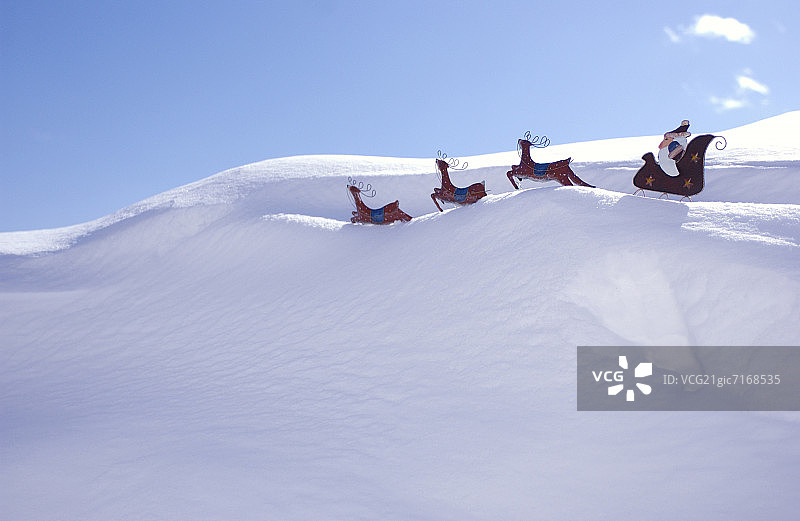 圣诞老人和驯鹿装饰在雪地里图片素材
