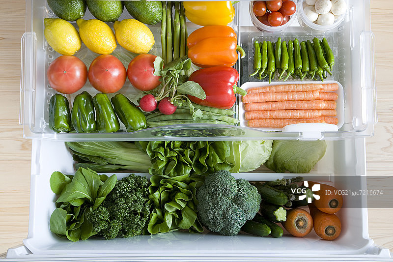 冰箱抽屉里装满了蔬菜图片素材