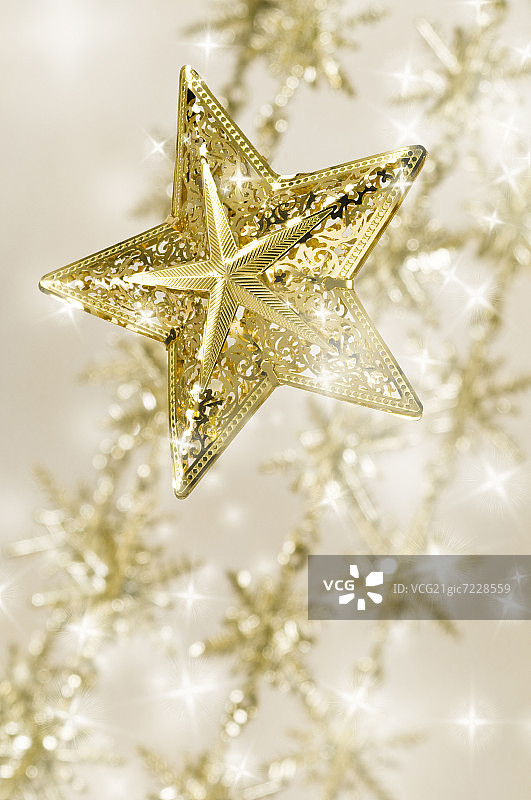 浮动的金色圣诞星与星星形状的照明图片素材