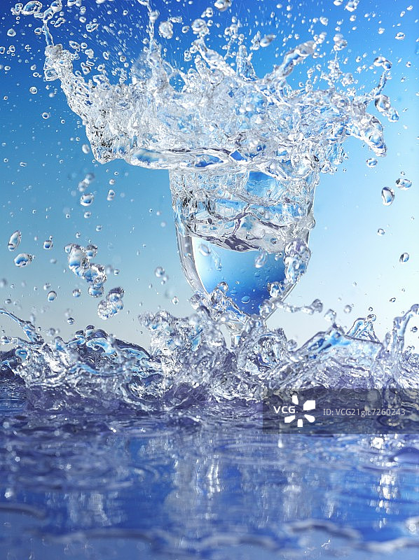 蓝色的水从玻璃杯里溅了出来图片素材