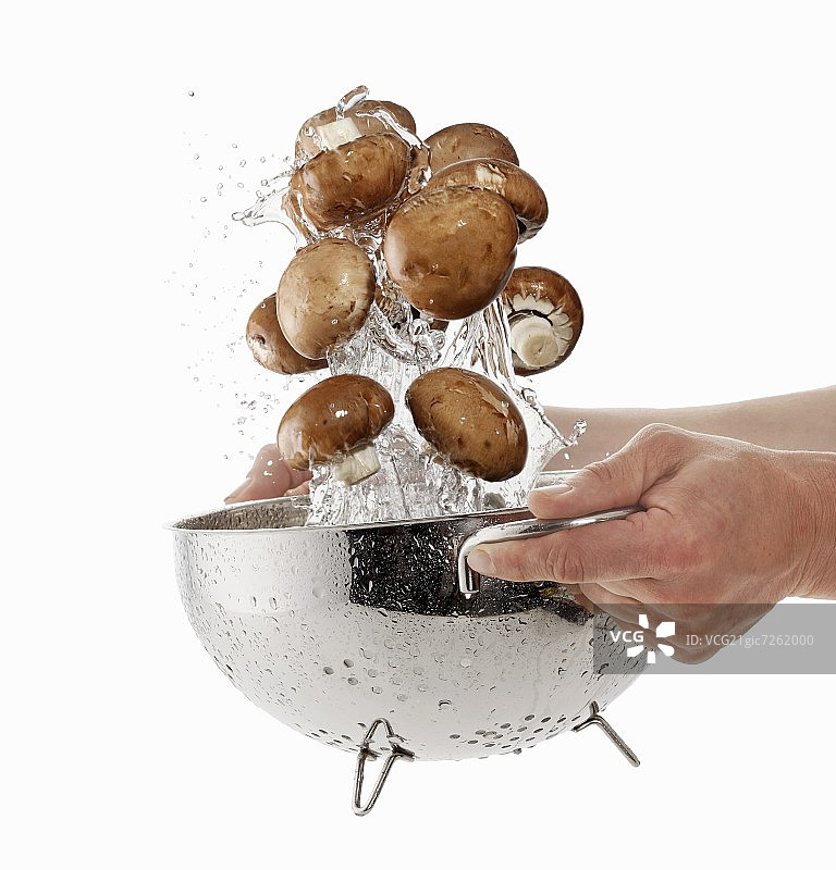 棕色的蘑菇在筛子里洗图片素材