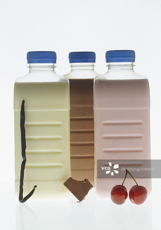 装在塑料瓶里的香草、巧克力和樱桃牛奶图片素材