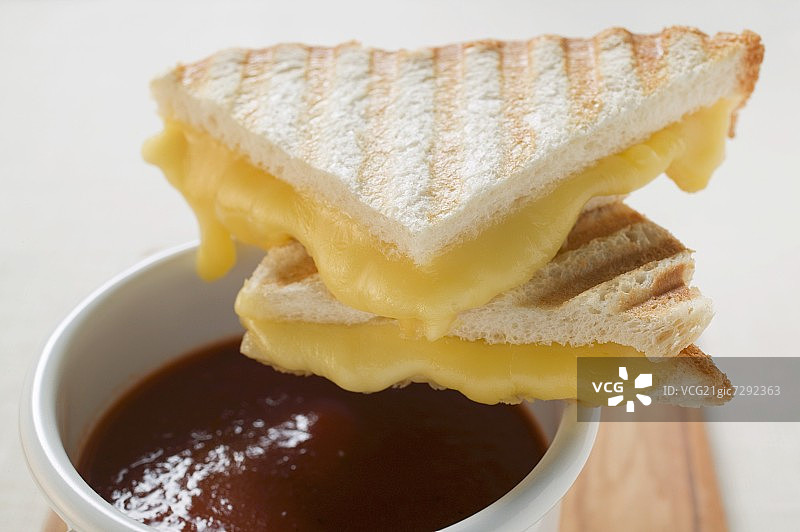 烤奶酪三明治和一杯西红柿汤图片素材