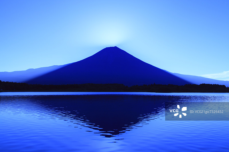 静冈县，黎明前的富士山和田uki湖图片素材