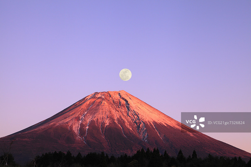 静冈县的富士山和满月图片素材