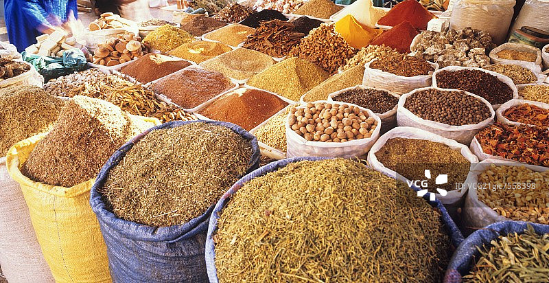 摩洛哥市场上各种香料装在麻袋里图片素材
