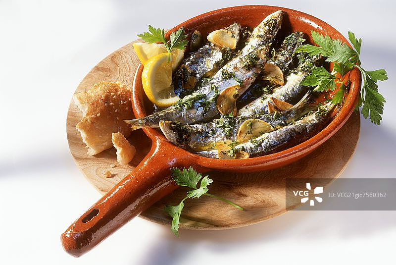 portogese(沙丁鱼配香草和大蒜)图片素材