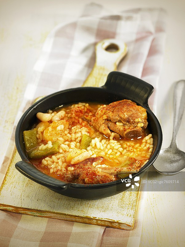 Arroz caldoso(西班牙米汤)配鸡肉和兔肉图片素材