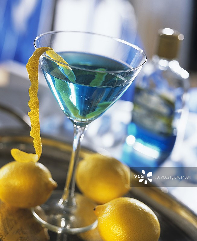 蓝宝石马提尼(杜松子酒、苦艾酒和库拉索酒混合的鸡尾酒)图片素材
