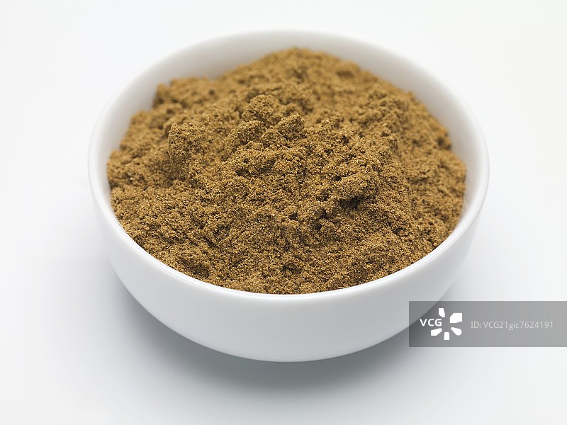Spice mixture (Quatre 茅pices) in small bowl图片素材