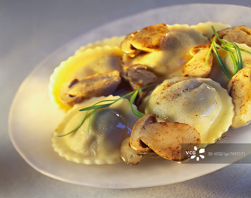 意大利馄饨上校tartufo ai porcini(带有松饼和ceps的馄饨)图片素材