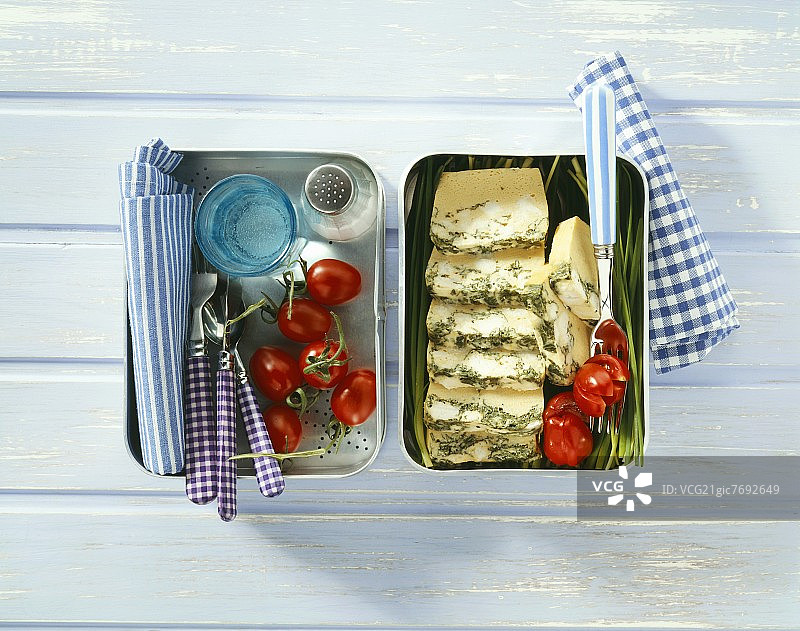 午餐盒里有羊乳酪和西红柿的肉馅煎蛋饼图片素材