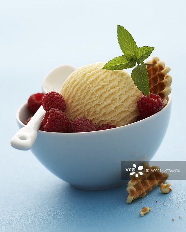 香草冰淇淋加覆盆子图片素材
