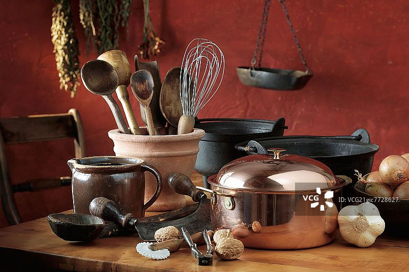 乡村厨房里的锅、器具、蔬菜和坚果图片素材