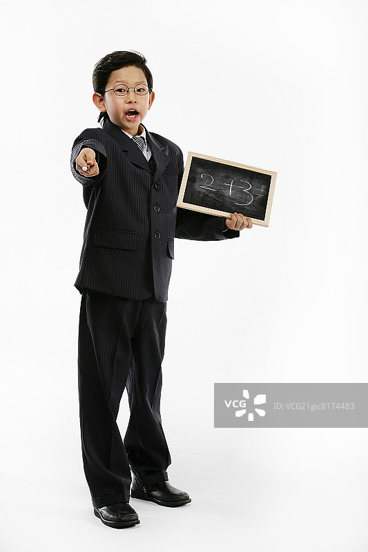 男孩(12-13岁)扮成老师，拿着石板和木棍，特写图片素材