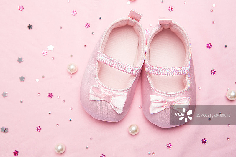 小女孩的婴儿鞋，粉红色毯子，珍珠图片素材