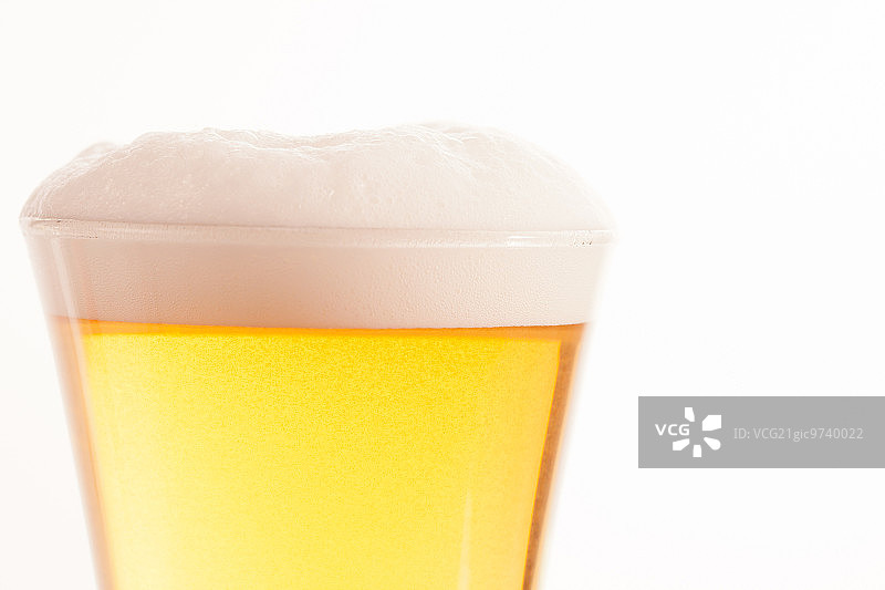 顶部满是啤酒和泡沫的白色背景图片素材