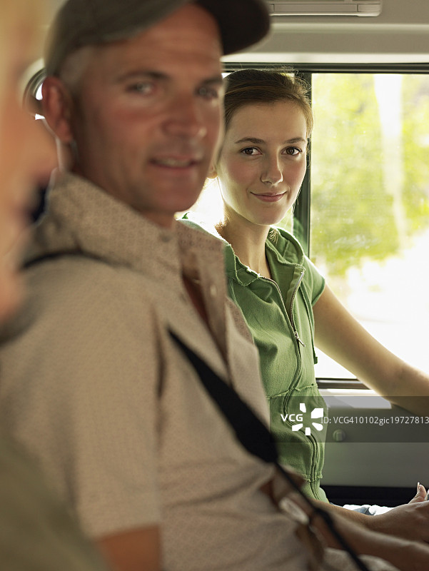 游客坐在一辆载客车里图片素材