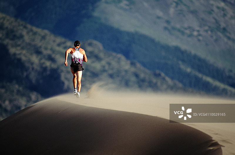 在沙丘里奔跑的人，科罗拉多州的大沙丘图片素材
