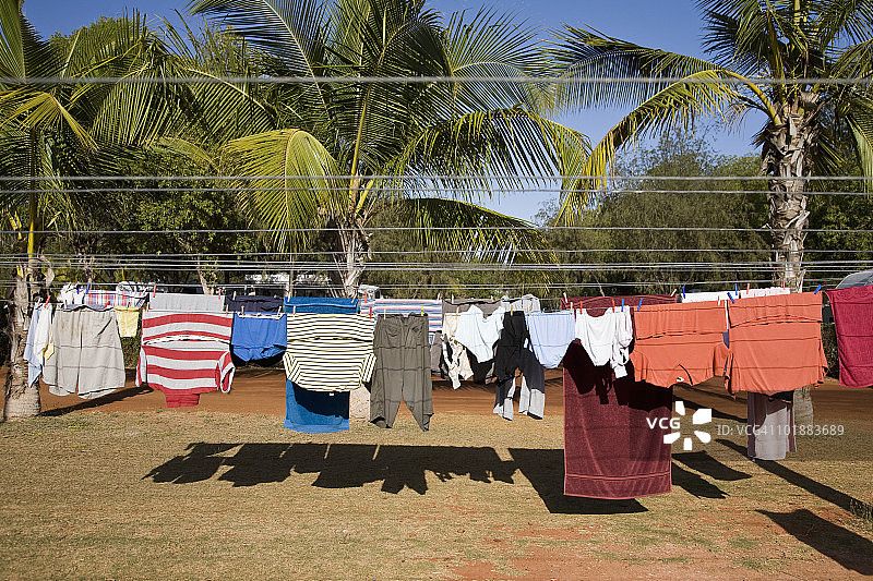澳大利亚西澳80英里海滩，晾衣绳上挂着干净的衣服图片素材