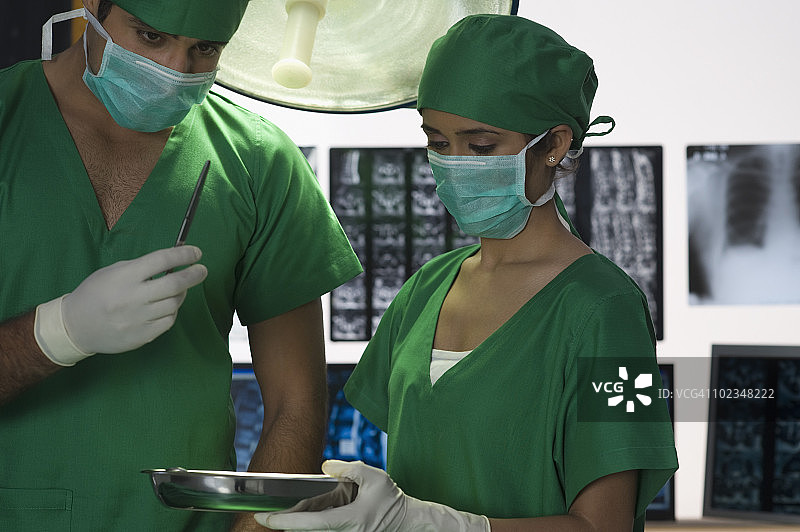 外科医生在手术室里做手术的外科医生图片素材