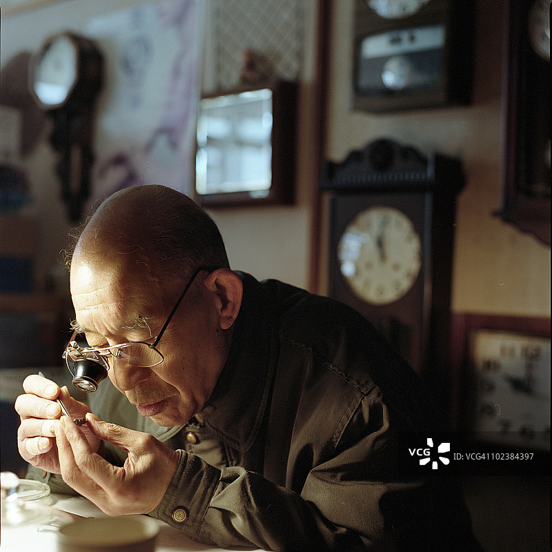 日本工匠，古董钟，顽固的人图片素材