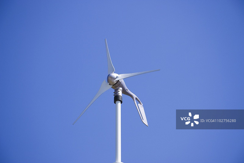 天空下的风力发电机，蓝色的背景，东近江市，滋贺县，日本图片素材