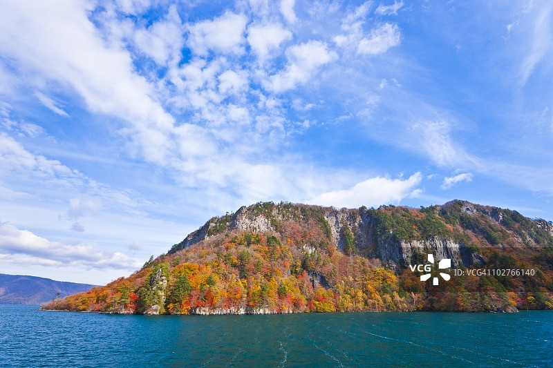 秋天的半岛被树覆盖着。日本青森县和田图片素材