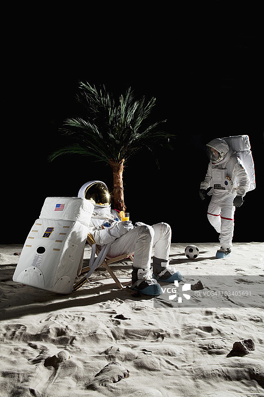 两名宇航员在月球上享受休闲时光图片素材