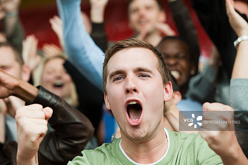 足球比赛中大喊大叫的人图片素材