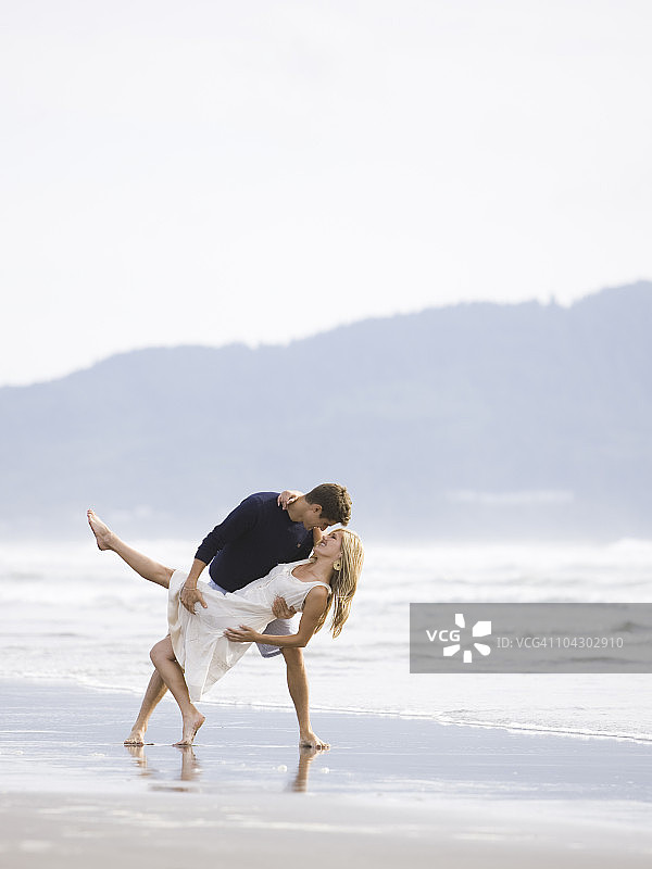 一对年轻夫妇在海滩上图片素材