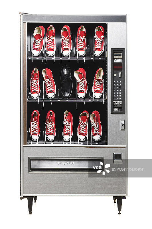 自动贩卖机里的红色运动鞋图片素材
