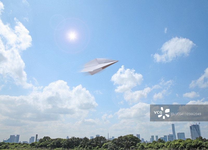 纸飞机和东京的天际线图片素材