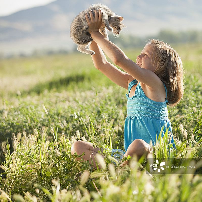 小女孩抱着一只小猫图片素材