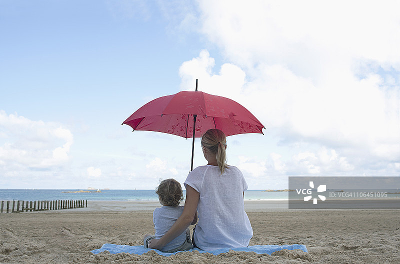 女人和儿子在阳伞下图片素材