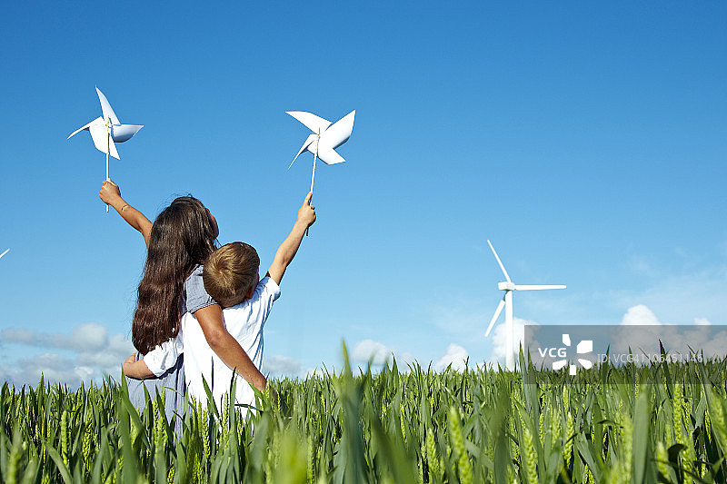 男孩和女孩与风力涡轮机图片素材