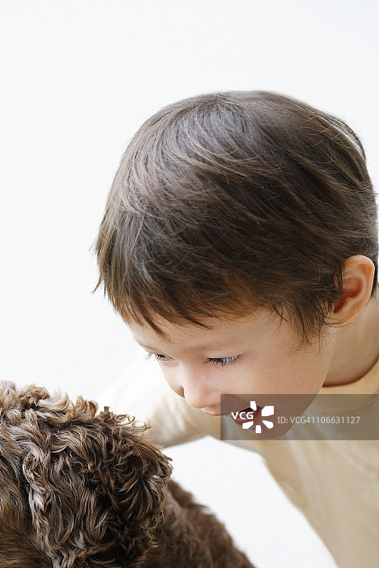 一个女孩和一只狗玩耍的特写图片素材