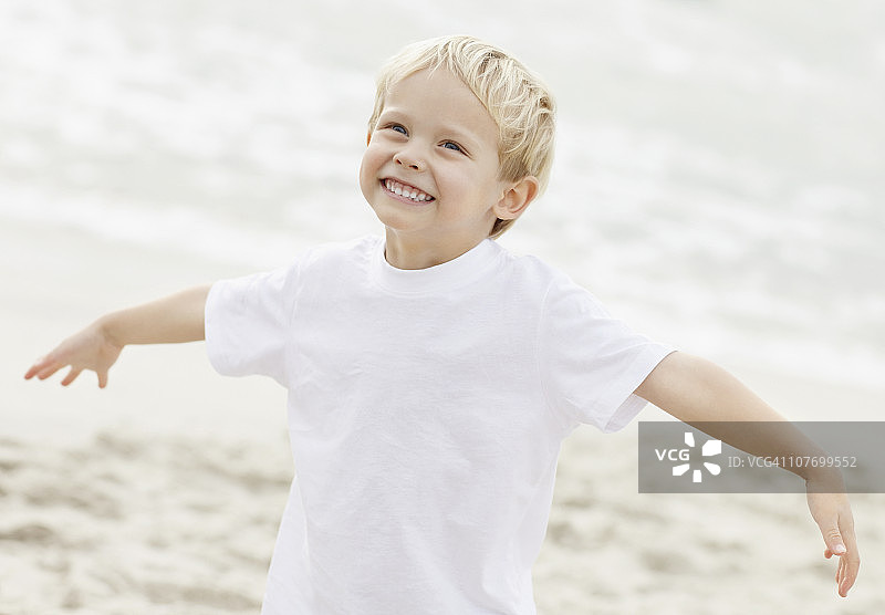 南非，男孩的肖像(4-5)在海滩上玩耍图片素材