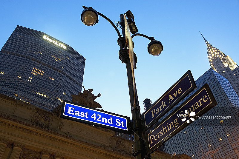 美国，纽约州，纽约市，中央车站，大都会大厦和克莱斯勒大厦的黄昏图片素材