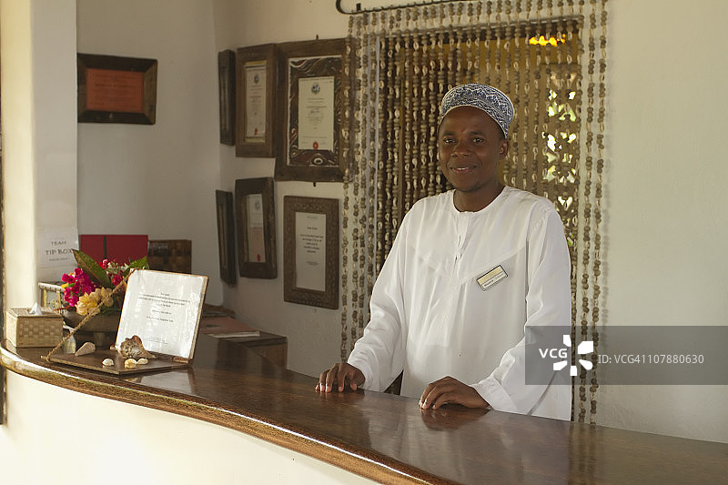 一个非洲人在酒店大堂的接待处图片素材