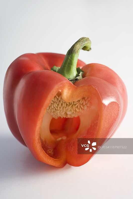红色的甜椒，切开一部分，里面有白色的小种子图片素材