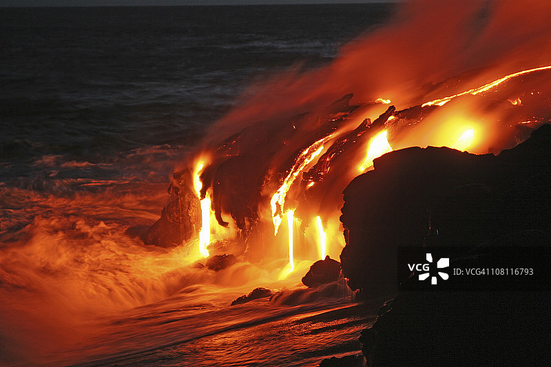 2005年4月7日，夏威夷大岛，基拉韦厄熔岩流入海。图片素材