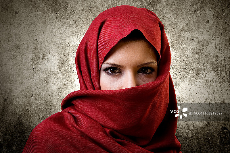 戴红围巾的女人图片素材