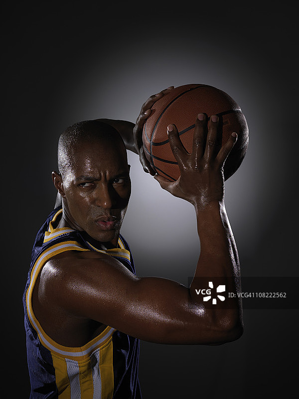 篮球运动员持球，低调图片素材
